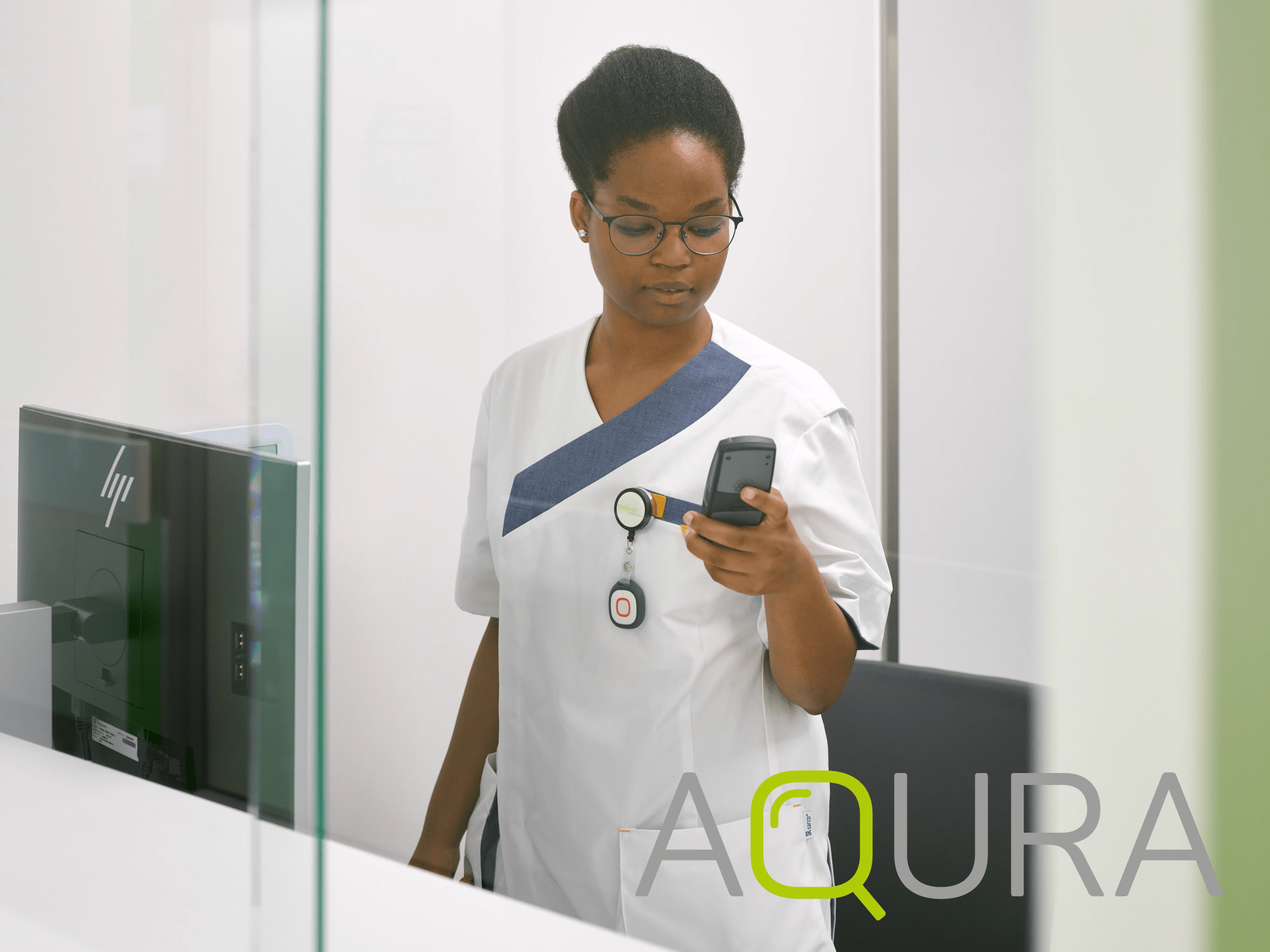 Televic AQURA verpleegster met telefoon
