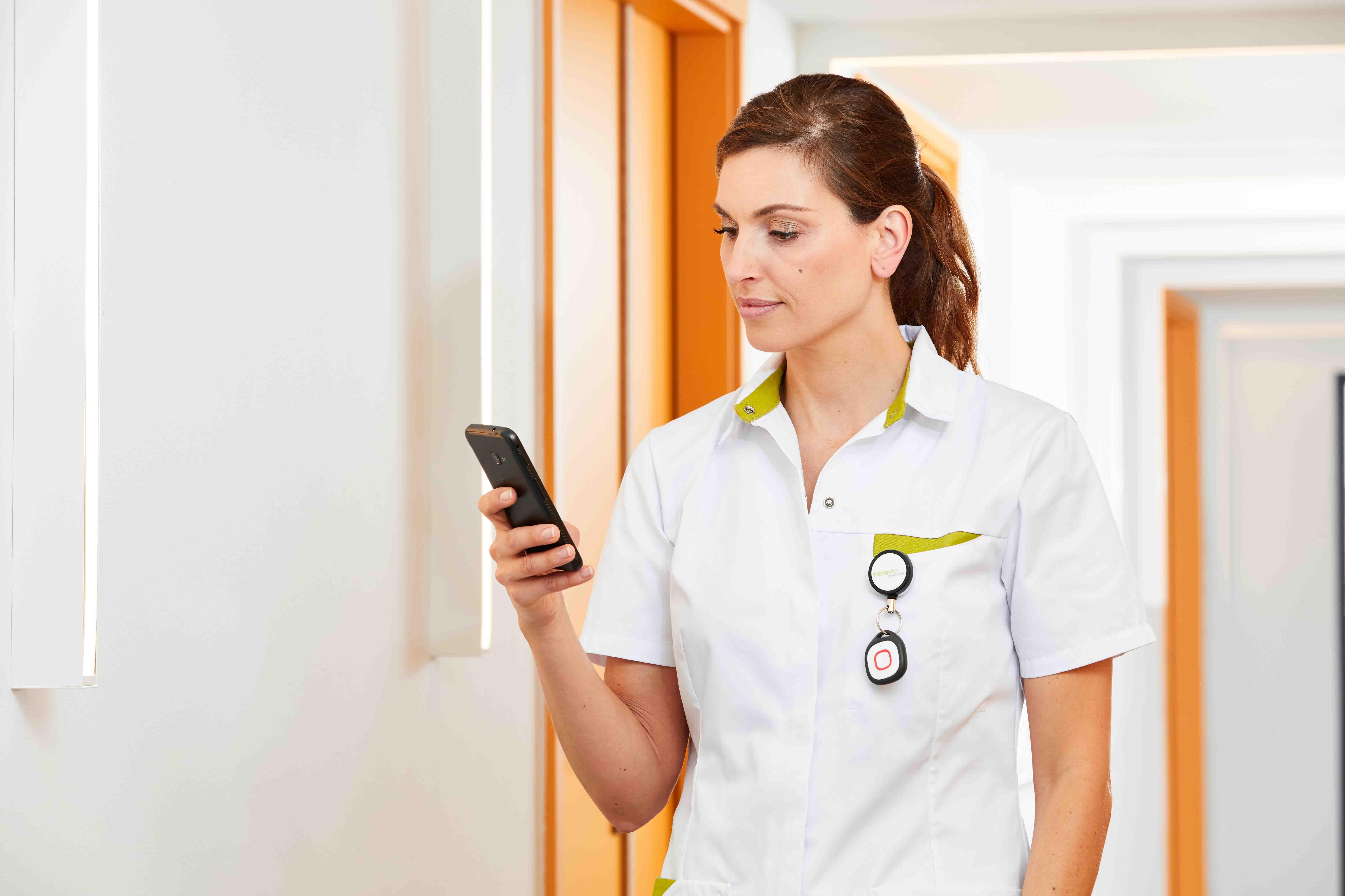 Verpleegster met telefoon via voice over wifi